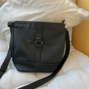 Väska - Axelremsväska i imitationsläder. 3 för 2 på allt jag säljer! 