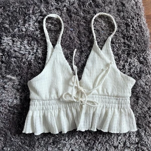 Vit topp - Från Bershka/Pull&Bear minns ej :). Använd 1 gång, snörena går att justera. Skulle säga att den passar XS också