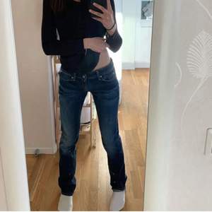 Säljer dessa skit snygga jeans åt en kompis då de tyvärr inte passade henne. Bilderna är från den tidigare köparen men kan absolut fixa egna. Storlek 30/34. Priset kan diskuteras vid snabb affär. Frakt tillkommer❤️
