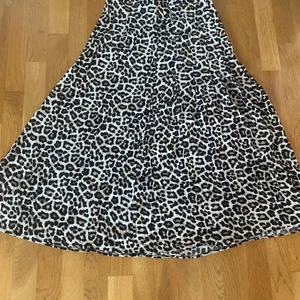 Matt leopard kjol - Vadlång kjol mönstrad 