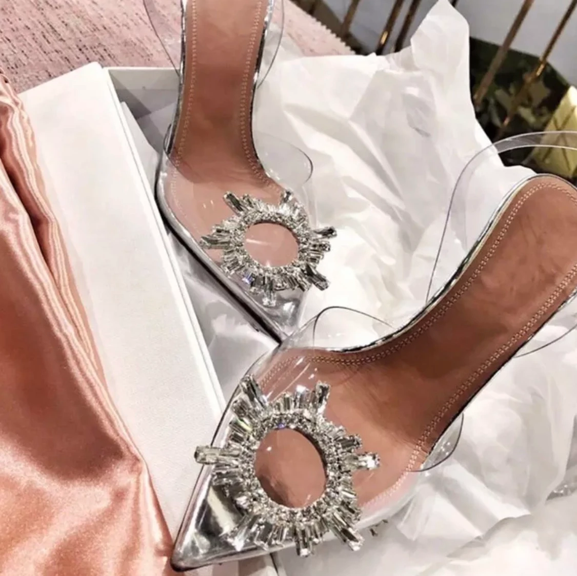 Oanvända triangel -  klackskor 