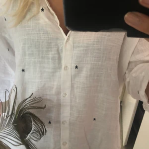 Linne skjorta - Skjorta i linne material med små stjärnor på ifrån hm💖 🌸🌸