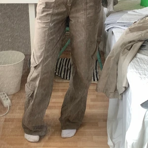 Cargopants - Cargopants (y2k cargo pants) från urban outfitters i färgen khaki (tror jag), superfina! Skriv ifall du har några frågor elr vill se fler bilder. Hittar dem ej på deras hemsida så förmodligen slutsålda! Nypris ca 750! 