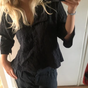 Knapp blus  - Så söt tunn blus i ett skrynkligt material, helt perfekt att ha när man vill klä upp sig lite💖💖