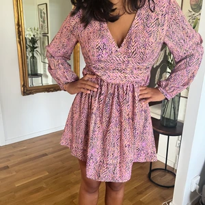 Klänning från Zara - Aldrig använd klänning från zara. Prislapp kvar. Storlek L men skulle säga att den sitter som en M. 