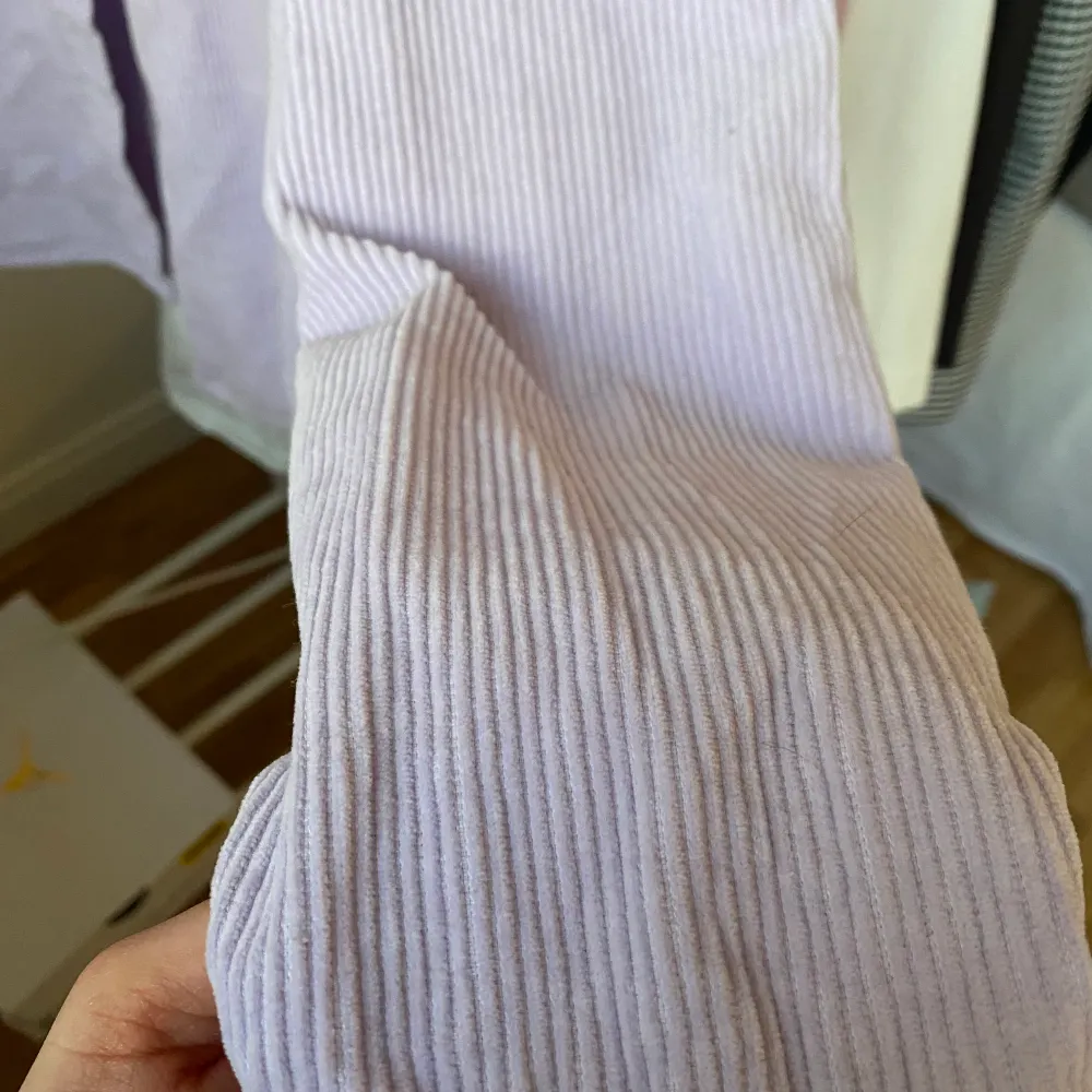 Ljuslila manchesterskjorta från i lite tjockare tyg. Använd vid 2 tillfällen. Stl 32 men är lite oversized så passar även 34-36.. Skjortor.