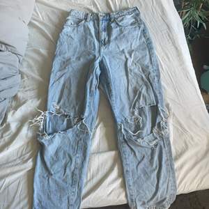 Ett par blåa mom jeans i storlek 36. Använda ett par gånger. Om du är intresserad kontakta mig❤️👊🌷