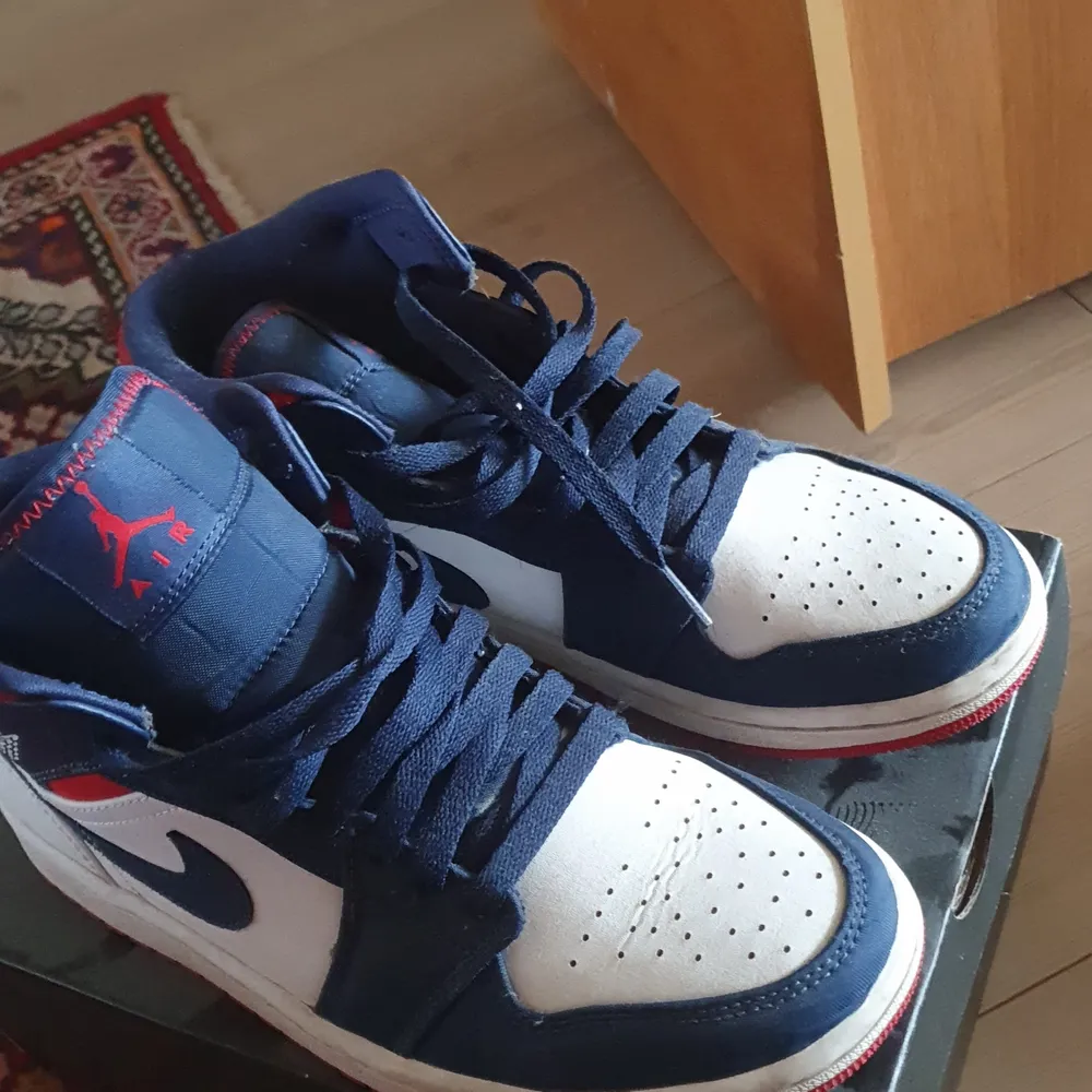 Säljer dessa jordans, köpta på stock x. Äkta. Går för ungefär 2800 på stock x. Väldigt bra kondition, knappt användna. Box och stock x tag ingår. Kan ta bud. . Skor.