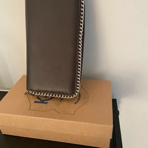 Helt ny skinn plånbok  - Fint brunt plånbok i skinn med fina detaljer  Bud från 250kr . Tillkommer frakt 57 spårbart brevlåda 