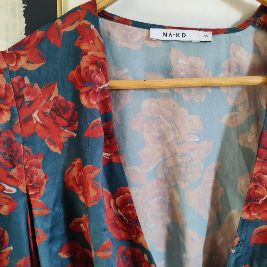 Blommig blus från NA KD - 90