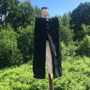 Jeans från monki - Svarta jeans från monki med kontrastsömmar. Benen är raka och lite croppade. I toppen skick! 