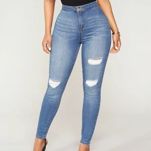 Fashion nova jeans - Skit fina Around The World Ankle Jeans i färgen Medium Blue Wash. Storlek 5 alltså 36-38 vilket motsvarar S. Sitter perfekt på kroppen. Kontakta vid intresse och fler bilder❤️