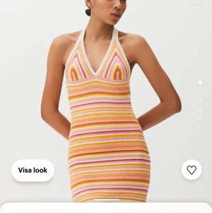 Sommar klänning  - Säljer denna somriga klänning från pull and bear🥰 aldrig använd ( prislapp kvar ) ordinarie pris 359! Så fina och perfekta färger till sommaren🙌🏼