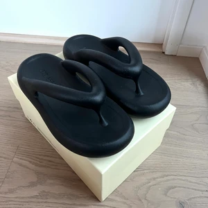 Axel arigato  DELTA  - Säljer mina helt oanvända flipflops från axel arigato. Strl 40. Kartong följer med också. Köpta för 1100kr.  Köparen står för frakten. 
