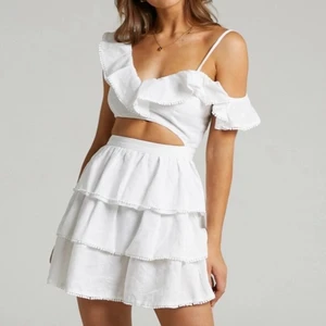 Vit klänning - En super fin vit sommarklänning från Showpo. Hade tänkt ha den på min student men valde en annan. Den är aldrig använd, lappen sitter kvar. 💗 storlek 34💗 nypris ca 850kr