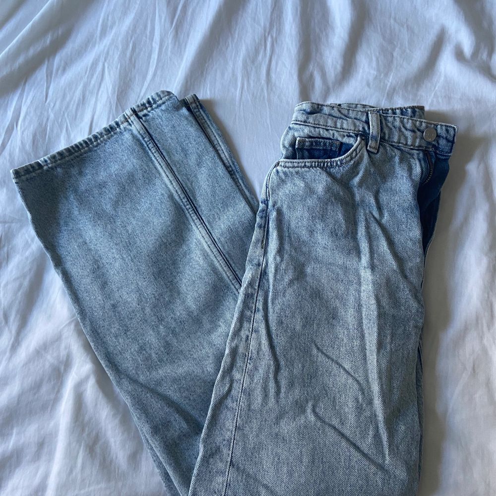 Raka jeans från Monki med jättebra passform!  Säljs pga att dom inte kommer till användning Använda fåtal gånger🤍  Passar mig bra som är ca 1,60❤️. Jeans & Byxor.
