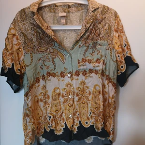 Skjorta i paisley tryck - Skjorta i glättad material från HM. Knappt använd. 