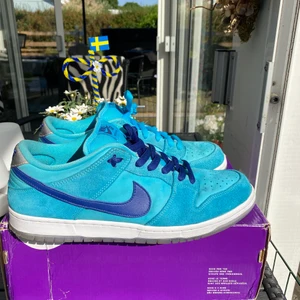 Nike SB dunk low blue fury  - Nike SB dunk low blue fury 💙 Pris 1499kr  Skick 8/10  Storlek 45 Obs skriv innan vid köp! 