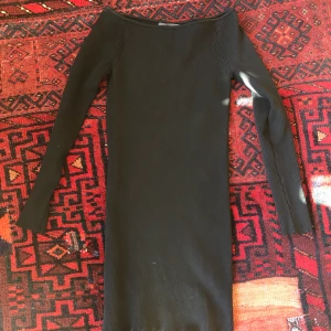 Basic svart klänning - Svart skön klänning i mycket gott skick.