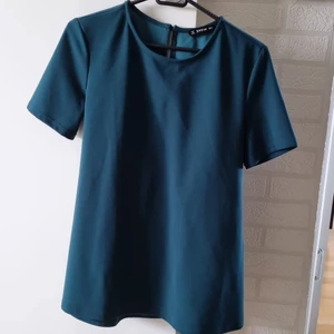 Shein  - En superfin Shein blus med knyt runt midjan, den sitter väldigt smickrande. 