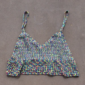Stickad bikini topp! - En fin ”bikini topp” som är virkad så mer att sola i än att bada i från Beach riot i storlek s nypris ungefär 600kr 