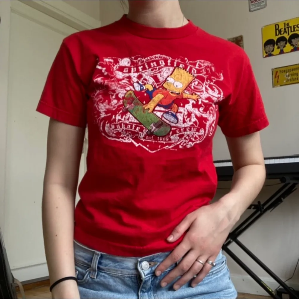 röd simpsons t-shirt, det står ingen storlek men skulle säga att det är xs-s. gör gärna paketpris :) . T-shirts.