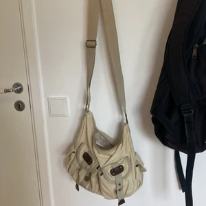 Y2k väska  - Väldigt bra skick, köpt på secondhand. Har många fack så man får plats med mycket!