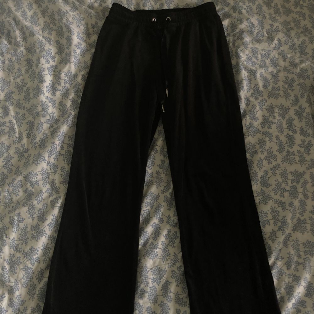 Så sköna svarta utsvängda mjukisbyxor i fint skick. Modellen på byxorna heter ”Cecilia velour trousers” och är från Gina Tricot. Sitter perfekt på mig som vanlogtvis har stl S.. Jeans & Byxor.