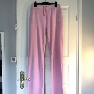 Juicy byxor  - äljer nu mina HELT oanvända populära juicy byxor i färgen ORCHID ❤️ !STORLEK S! Buda från 500.  ❤️skriv vid minstalilla intresse eller fråga❤️