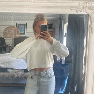 Zara sweatshirt  - Cropped sweatshirt från zara i väldigt fint skick, !köparen står för frakten!