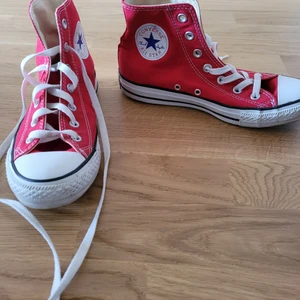 Converse  - Röda sjukt snygga converse till en kallare sommar dag eller i höst!!