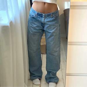 (Lånade bilder) säljer dessa Levis jeans då de inte passade mig, köpta hör på plick för 1000 säljer för 500. Saknar defekter men har hål klippta på insidan av midjan för att kunna justera midjestorleken