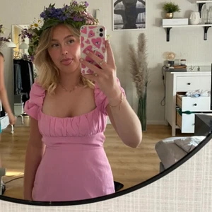 Klänning från zara - Så otroligt fin sommarklänning i linne från zara, nypris 400kr💕💕💕 köparen står för frakt, slutsåld  på hemsidan💖