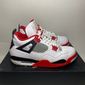 Jordan 4 fire red 2020 - Jordan 4 fire red 2020🔥 Skick 8/10 flaw finns (se sista bild) Storlek us 11,5 - 45,5 Pris 2599kr+ frakt 🚚  Kontakta privat vid frågor eller fler bilder.