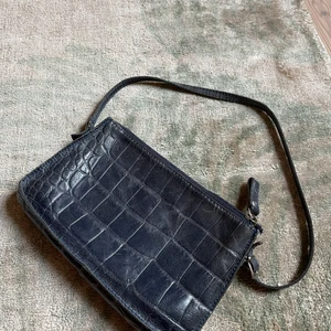 Liten väska - Säljer min älskade lilla väska som är köpt Second hand! Den passar till vardags som till festliga tillfällen. Rymlig storlek som även har ett innerfack för plånbok etc.