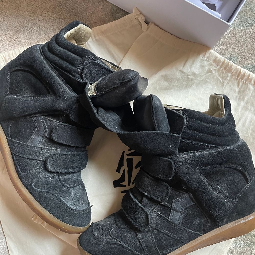 Nästintill oanvända skor från Isabel Marant i modell Beckett Trainers Suede i storlek 39 i svart. Kartong och dustbag medföljer. . Skor.