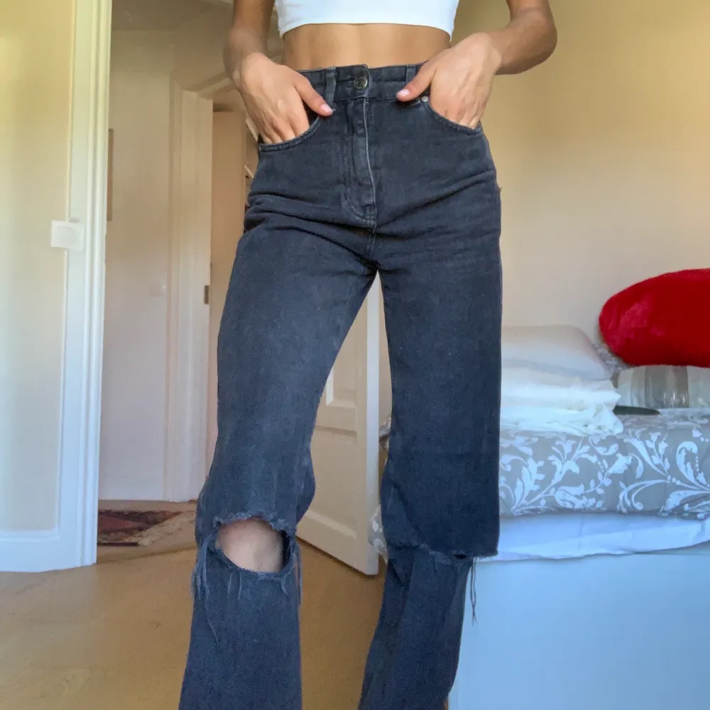 Sjukt snygga, långa och bekväma högmidjade jeans från stadivarius i modell long straight fit. Det är i stl 32 men funkar även för 34. Köpta för nått år sen men inte kommit till så mycket användning. Bud om fler är intresserade🦋🦋. Jeans & Byxor.