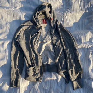 Zip-up - Jätteskön sval och tunn zip-up hoodie. Dragkedjan funkar utmärkt! 