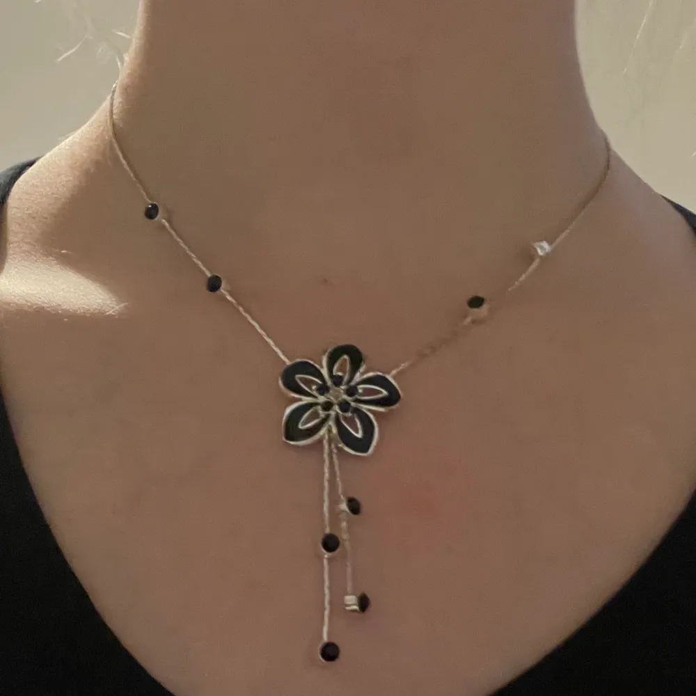 fint silver/svart halsband med en blomma på:)! gratis frakt.. Accessoarer.