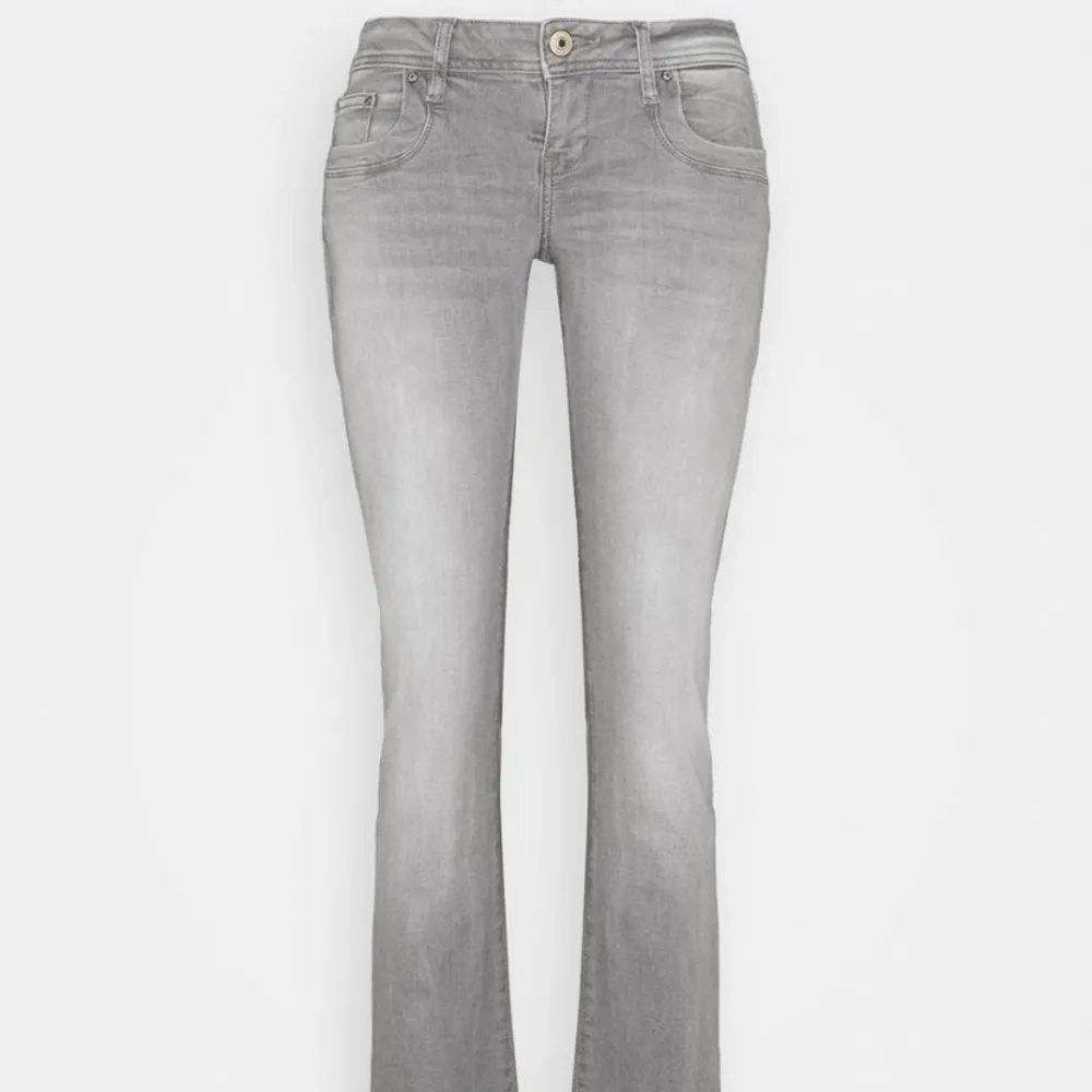 INTRESSEKOLL på mina fina grå ltb jeans.  Köpta i slutet på april för 679 och har använt dom tills i juni. Säljer pga jag inte gillar hur de sitter på mig💘💘 skriv eventuella bud!. Jeans & Byxor.