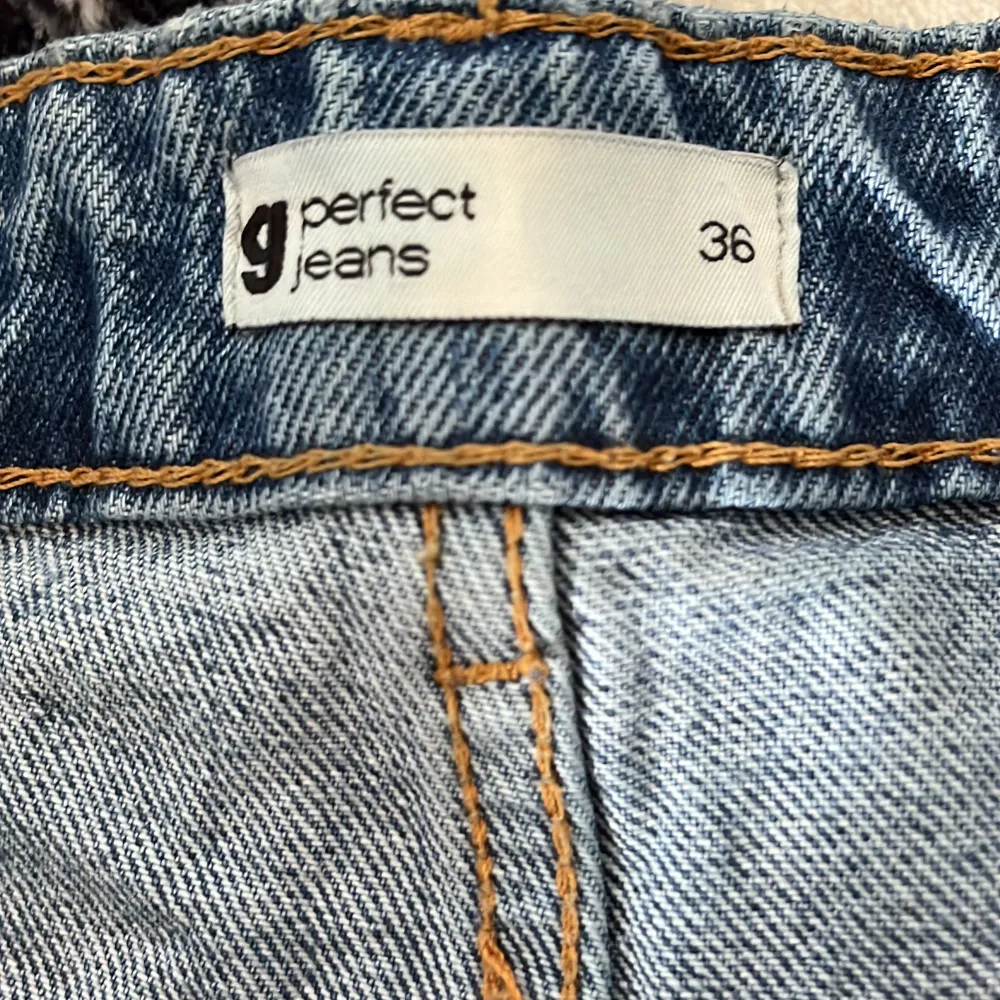 Säljer mina raka jeans från Gina då de ej kommer till användning🥰 . Jeans & Byxor.
