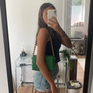 Grön Zara handväska  - Använd 2 gånger, bra skick