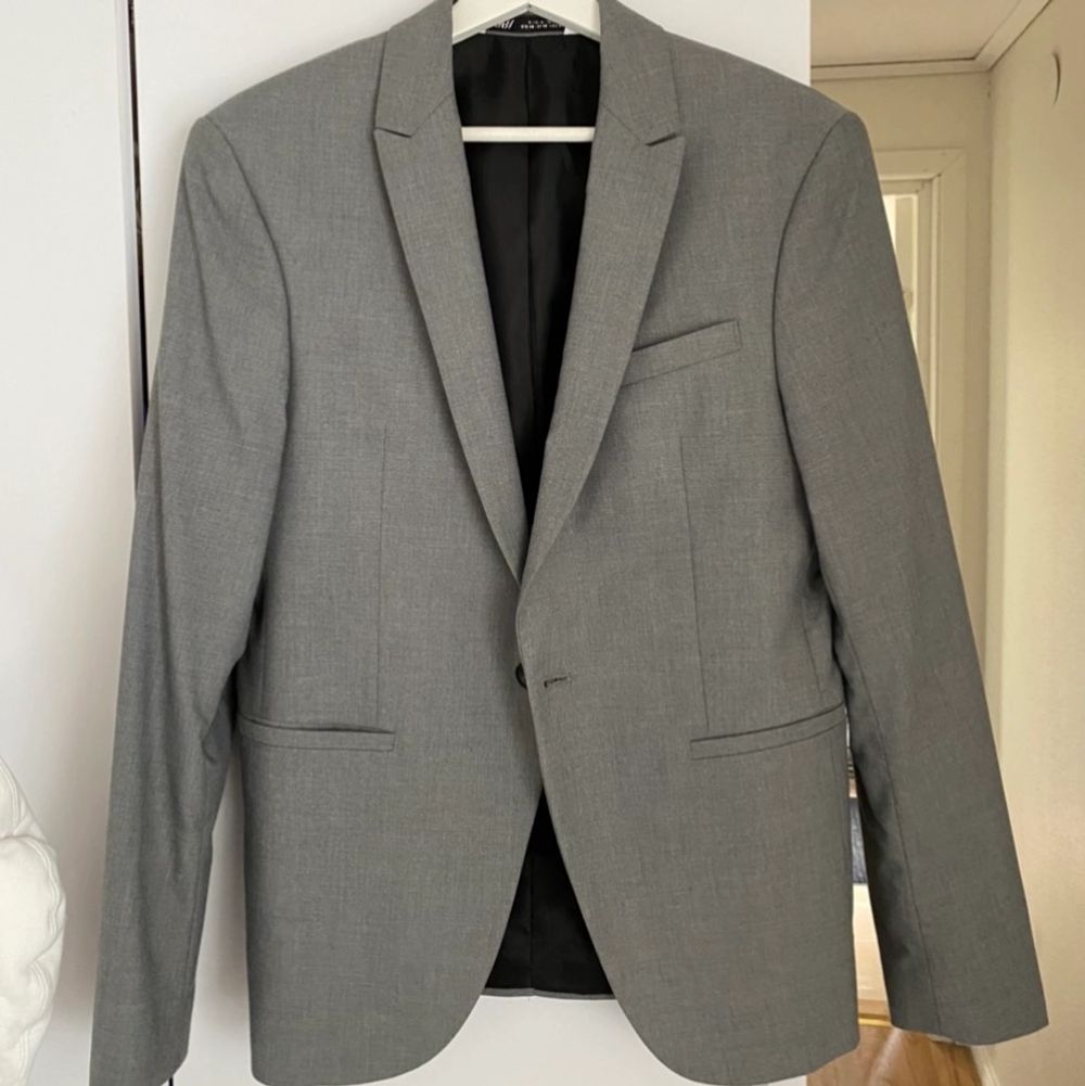 Endast använt denna kavajen en gång. Cond 10/10. Frågor? Intresserad? Bara att Dm:a mig! . Kostymer.