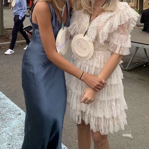 By malina klänning  - Säljer nu min super fina by malina klänning! Den är endast använd en gång på min skolavslutning🤍 Nypris 2499kr köpt på deras egna hemsida🤍