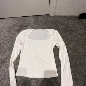 Vit tröja  - Säljer denna fina vita tröjan 