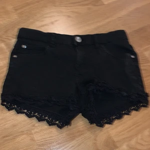Svarta Jeansshorts - Dem är fina kostar 50 och är svarta säljer delen för att de är för små💖Snälla buda frakten är 10 även om det inte står så❤️