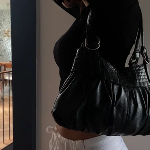 svart väska  - säljer min as snygga väska pga kommer inte till användning längre. i använt skick, men ff användbar!🤍
