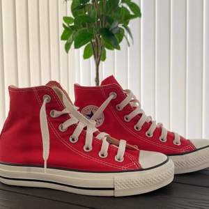 Ett par röda converse skor i storlek 36. Skorna är i ny skick och ändast använda vid ett fåtal tillfällen.