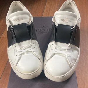 Valentino open sneakers  - Valentino skor i asbra skick, all og fås med, förutom kvitto. Slitna i hälen men inget som syns!!