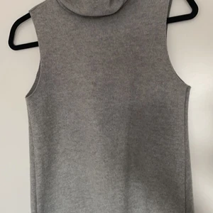 Zara tröja - Jätte fin polo tröja från zara, aldrig använd prislappen sitter kvar! Kommer aldrig till användning då jag redan har flera liknande. 